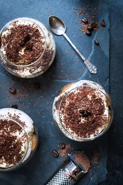 Cam kavanozda geleneksel İtalyan tatlı tiramisusu.