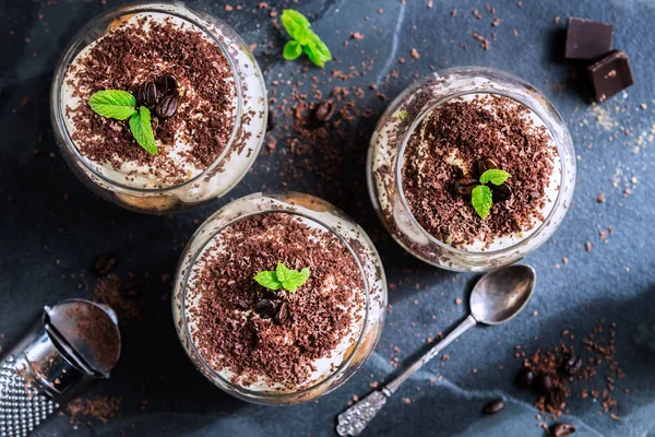 Tradicional tiramisú postre italiano en un frasco de vidrio — Foto de Stock