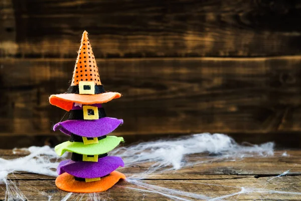 Concept de carte d'Halloween avec de mignons petits chapeaux de sorcière sur toile d'araignée — Photo