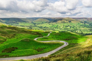 Castleton ve Peak District Natio Edale yakınlarındaki Mam Tor tepe