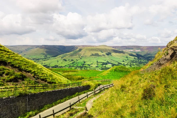 Castleton ve Peak District Natio Edale yakınlarındaki Mam Tor tepe