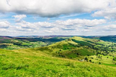 Castleton ve Peak District Natio Edale yakınlarındaki Mam Tor tepe