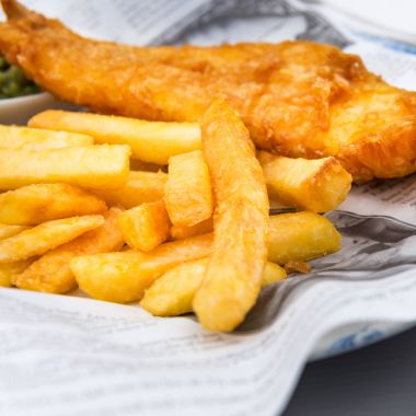  Balık ve cips duygusal bezelye ile barda servis