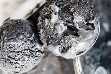 Ev yapımı siyah kömür Hindistan cevizi dondurma kaşık toz