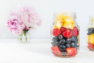 Meyve ve Berry salata kavanoz