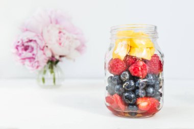 Meyve ve Berry salata kavanoz