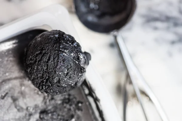 Scoop di carbone nero fatto in casa Gelato al cocco — Foto Stock