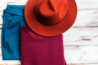 Renkli sıcak sonbahar ve kış giysileri yığını