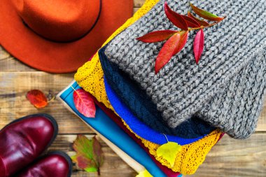 Renkli sıcak sonbahar ve kış giysileri yığını