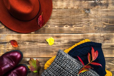 Renkli sıcak sonbahar ve kış giysileri yığını