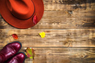 Renkli sıcak sonbahar ve kış giysileri yığını