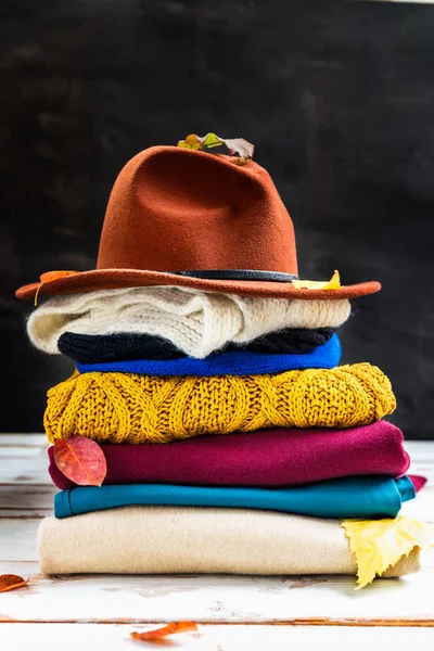 Στοίβα από πολύχρωμα θερμό φθινόπωρο και χειμώνα ρούχα — Φωτογραφία Αρχείου