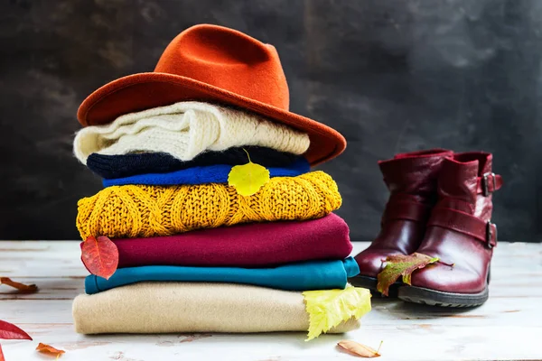 Pilha de roupas quentes coloridas de outono e inverno — Fotografia de Stock