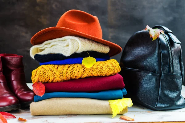 Montón de ropa cálida colorida de otoño e invierno —  Fotos de Stock