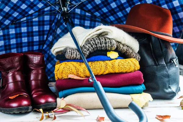 Köteg színes meleg őszi és téli ruhák — Stock Fotó