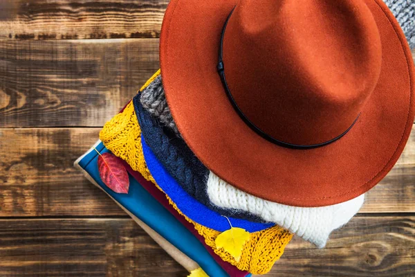 Renkli sıcak sonbahar ve kış giysileri yığını