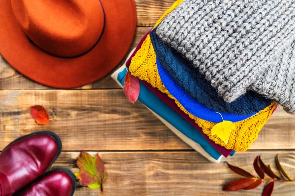 Renkli sıcak sonbahar ve kış giysileri yığını