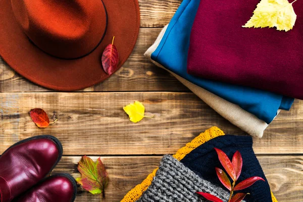 Köteg színes meleg őszi és téli ruhák — Stock Fotó