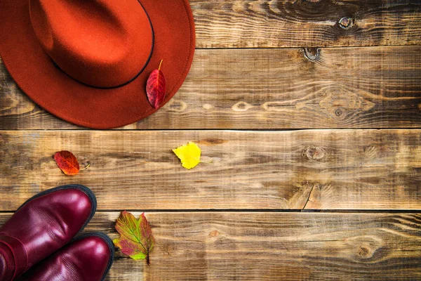 Renkli sıcak sonbahar ve kış giysileri yığını