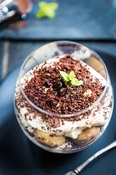 Tradicional tiramisú postre italiano en un frasco de vidrio — Foto de Stock