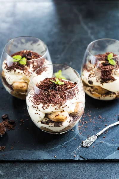 Cam kavanozda geleneksel İtalyan tatlı tiramisusu.