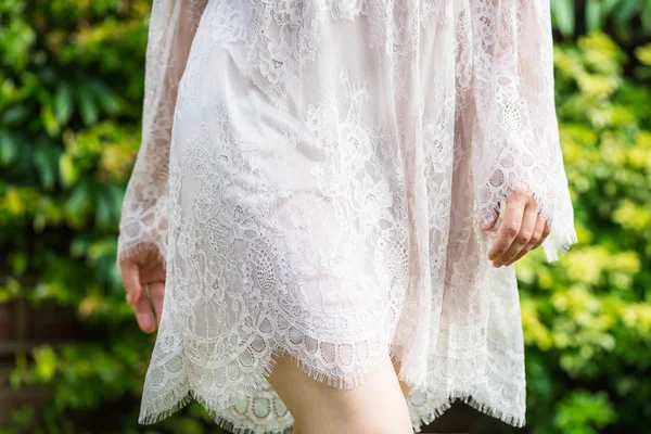 Chica en vestido de encaje blanco —  Fotos de Stock