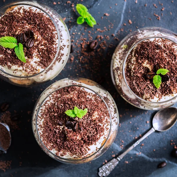 Cam kavanozda geleneksel İtalyan tatlı tiramisusu.