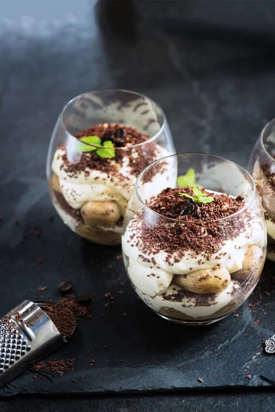Cam kavanozda geleneksel İtalyan tatlı tiramisusu.