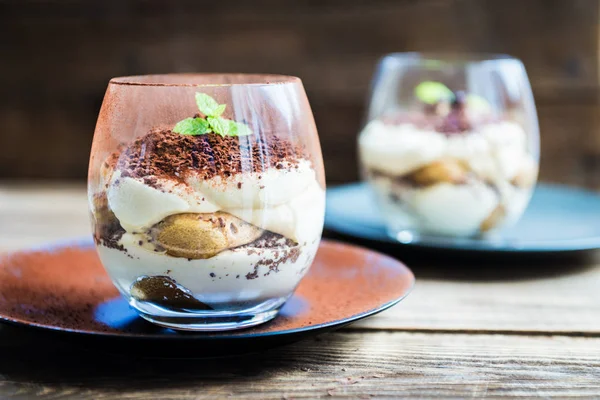 Tradicional tiramisú postre italiano en un frasco de vidrio — Foto de Stock