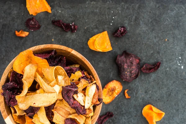 Skål med hälsosamt mellanmål från vegetabiliska Chips, chips — Stockfoto