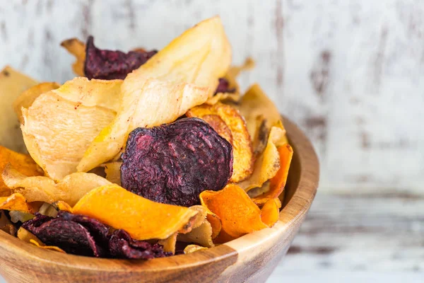 Skål med hälsosamt mellanmål från vegetabiliska Chips, chips — Stockfoto