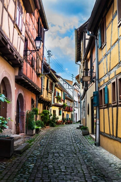 Geleneksel Fransız evler ve dükkanlar Eguisheim, Alsace, Fransa