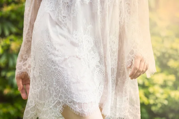 Chica en vestido de encaje blanco —  Fotos de Stock