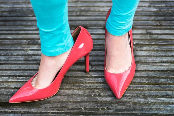 Little Girl is wearing her mothers stiletto shoes — Stock Photo, Image