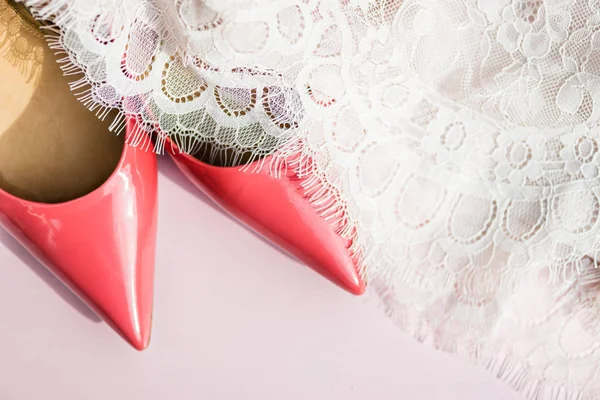 Zapatos de corte rosa y vestido de encaje sobre fondo rosa —  Fotos de Stock