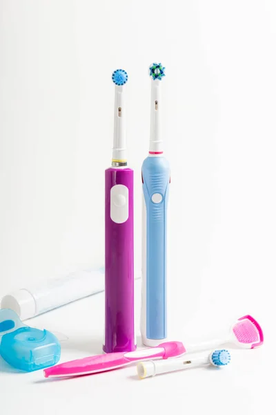 Οδοντιατρική αξεσουάρ όπως ηλεκτρική επαναφορτιζόμενη toothbrushe και — Φωτογραφία Αρχείου