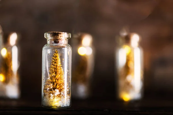 Arbres de Noël en or miniature en billes de verre — Photo