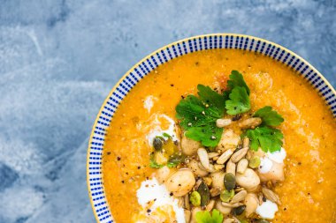 Vejetaryen havuç, domates, brocolli ve Nohut Çorbası