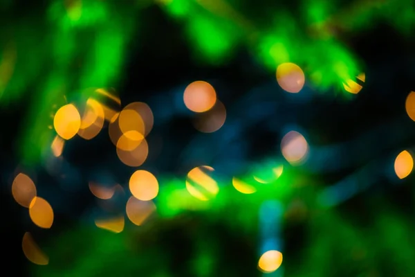 Fondo amarillo bokeh de luces en el árbol de Navidad — Foto de Stock