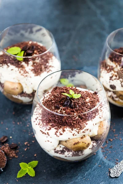 Tradicional tiramisú postre italiano en un frasco de vidrio — Foto de Stock