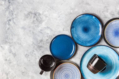 Gri arka plan mavi tabakların