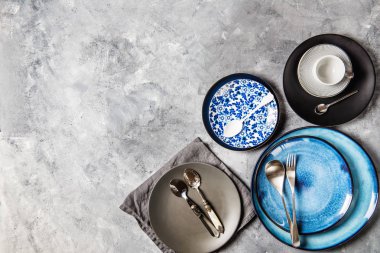 Gri arka plan mavi tabakların