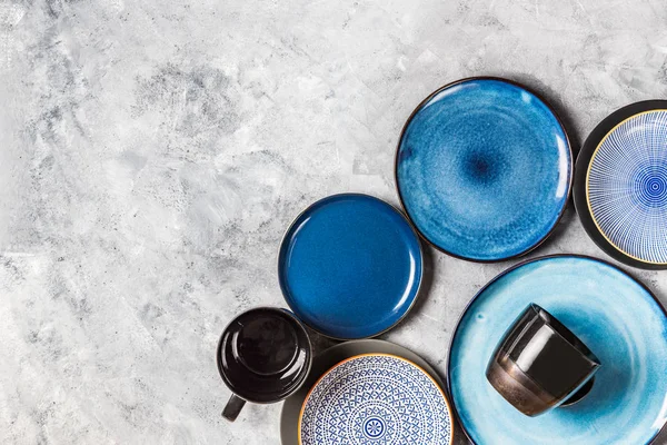 Gri arka plan mavi tabakların