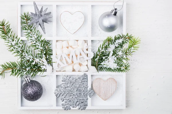 Verschiedene Weihnachtssymbole in der Holzkiste — Stockfoto