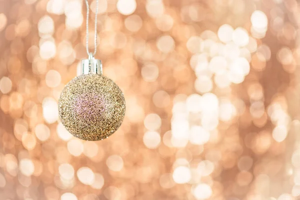 Parıldayan bokeh arka plan üzerinde Noel topu — Stok fotoğraf