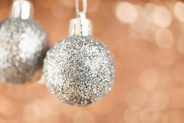 Brilhando bolas de Natal no fundo bokeh cintilante abstrato — Fotografia de Stock