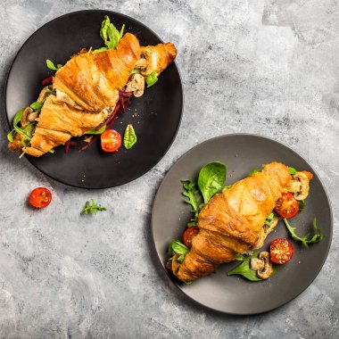 Kruvasan sandviç salata yaprakları, mantar ızgara ve Ch