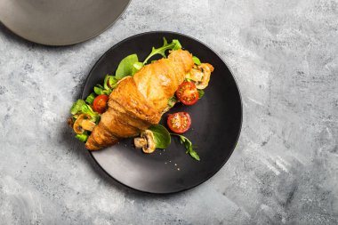 Kruvasan sandviç salata yaprakları, mantar ızgara ve Ch