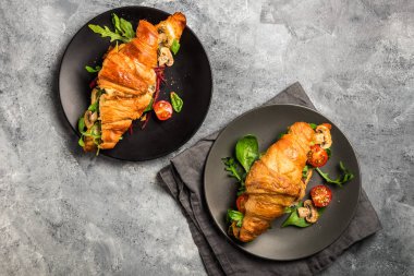 Kruvasan sandviç salata yaprakları, mantar ızgara ve Ch