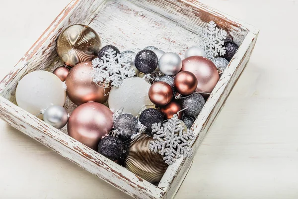 Decoraciones navideñas en la caja de madera —  Fotos de Stock